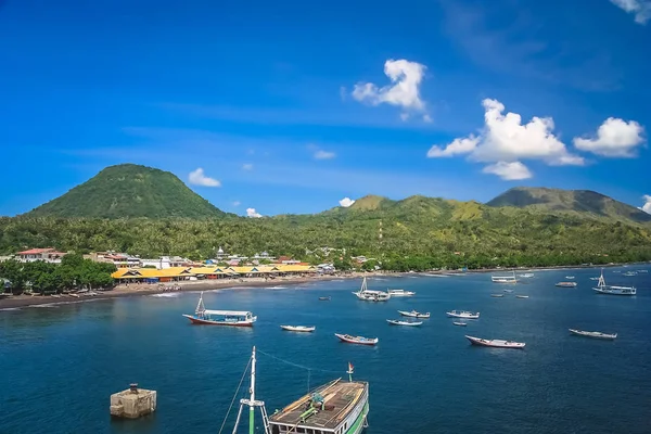 Barche nella baia di Labuhan Bajo — Foto Stock