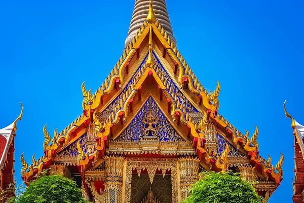 Украшенная золотистая треугольная крыша буддийского храма — стоковое фото