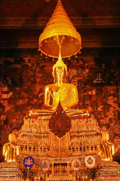 Statua di un Buddha dorato all'interno di un tempio — Foto Stock