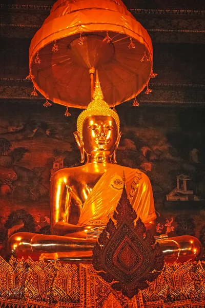 Standbeeld van een gouden Boeddha binnen een tempel — Stockfoto