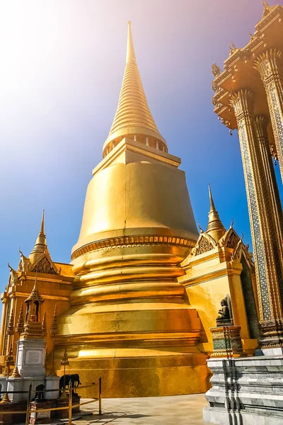 Goldene stupa im großen palast in bangkok — Stockfoto