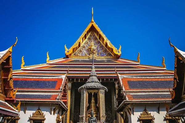 Buddhistischer Tempel innerhalb des großen Palastkomplexes in Bangkok — Stockfoto