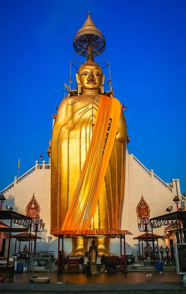Riesige goldene Buddha-Statue — Stockfoto