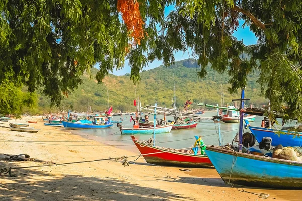 Renkli balıkçı tekneleri sahilde Tayland — Stok fotoğraf
