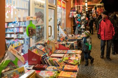 Kış kitapçıda dışındaki kişiler