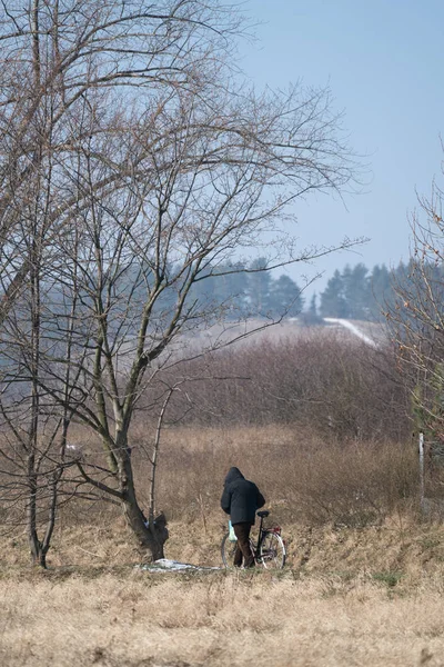 Homme marchant avec son vélo — Photo