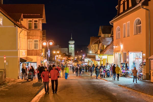 Karpacz High Street på natten — Stockfoto