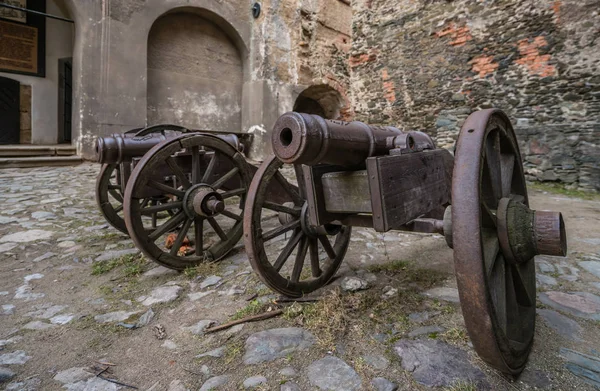 Старые латунные пушки в Болковском замке — стоковое фото