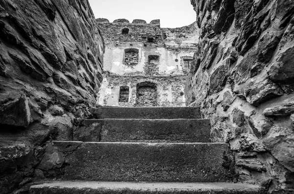 Σκάλες στην αυλή του το μεσαιωνικό κάστρο Bolkow — Φωτογραφία Αρχείου