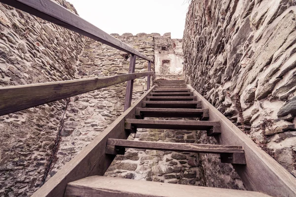 Ξύλινη σκάλα στην αυλή του κάστρου Bolkow — Φωτογραφία Αρχείου
