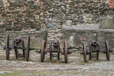 Üç eski pirinç topları