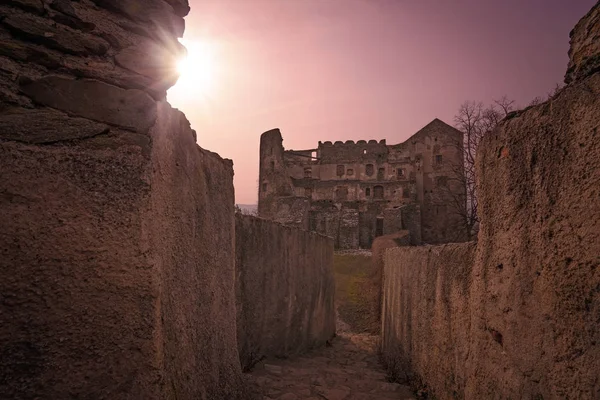 Ερείπια του μεσαιωνικού κάστρου που Bolkow στο ηλιοβασίλεμα — Φωτογραφία Αρχείου