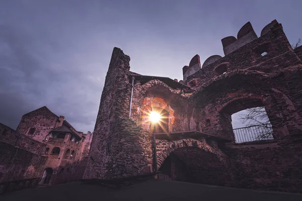 Zřícenina středověkého hradu Bolkow po západu slunce — Stock fotografie