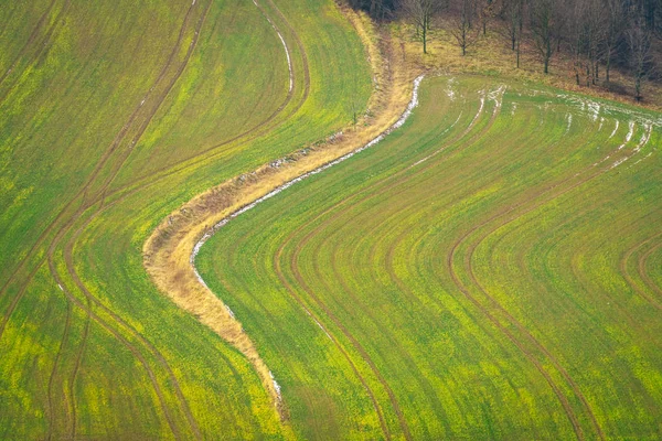 Вид с воздуха на пустое поле зимой — стоковое фото