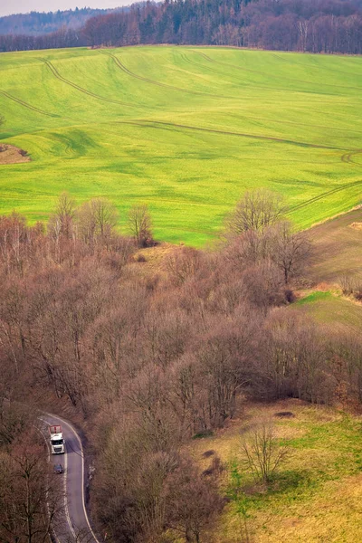 Route sinueuse et sinueuse à travers le paysage rural hivernal — Photo