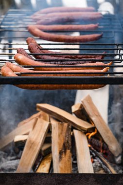 Domuz ve sığır sosis ızgara