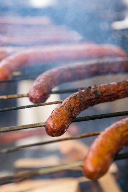Domuz ve sığır sosis ızgara