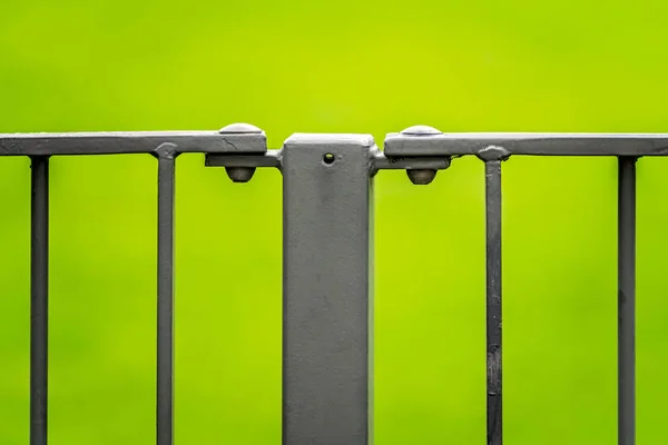 Металеві ворота деталь огорожі на зеленому фоні — стокове фото