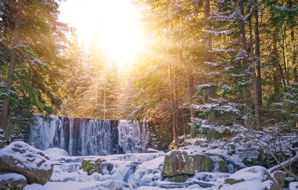 Sol sobre la cascada salvaje en Karpacz —  Fotos de Stock