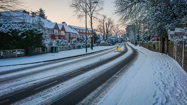 伦敦冬季住宅路 — 图库照片