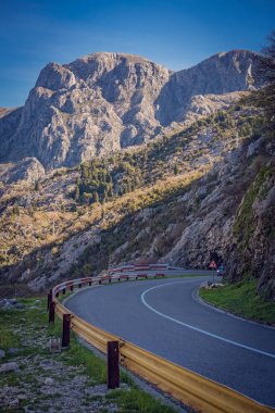 Büküm ve yol için Lovcen Milli Parkı dönüm 