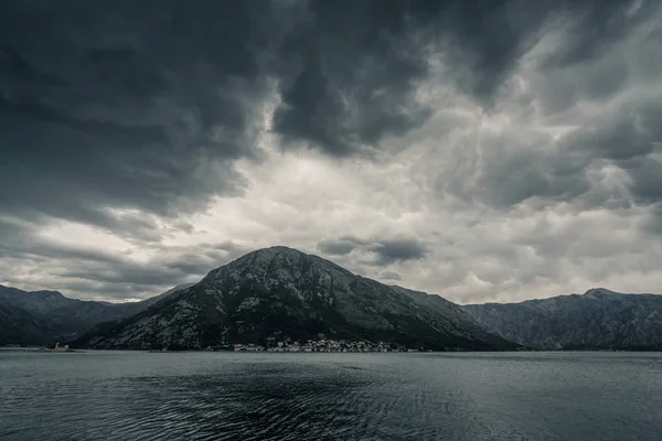 Baie de Kotor paysage dramatique — Photo