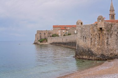 Budva'nın eski şehir kale kalın duvarlar