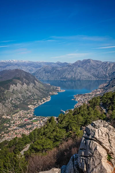 Потрясающий пейзаж Которского залива в Черногории — стоковое фото