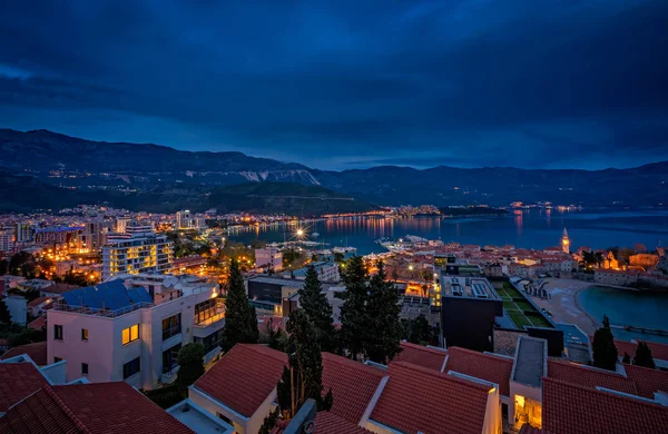 Budva Karadağ'ın üzerinde alacakaranlık