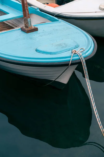 Маленькая пустая рыбацкая лодка — стоковое фото