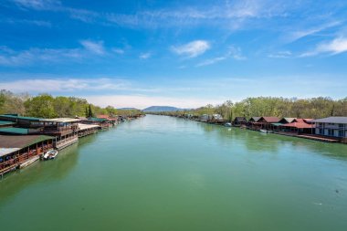 Ada Bojana nehrin kıyısına