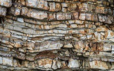 Pancacke kaya oluşumları Budva yakınındaki gibi