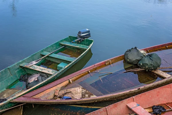 Bateaux de pêcheur en bois vides négligés — Photo