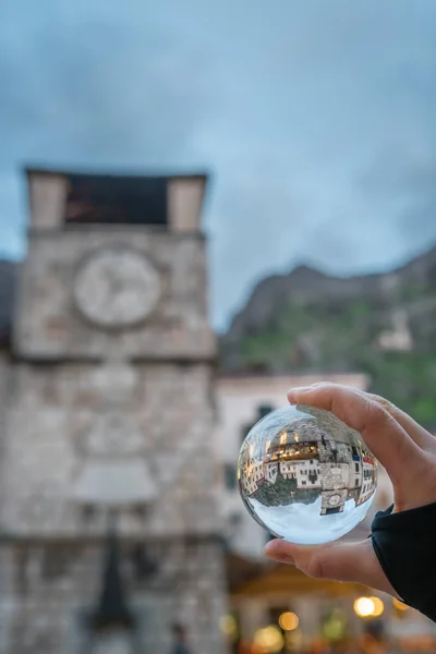 Věž s hodinami Kotor ve skleněné kouli — Stock fotografie