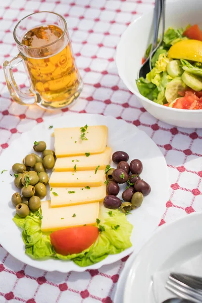 Sałatka letnia z oliwkami, pomidorami i serem — Zdjęcie stockowe
