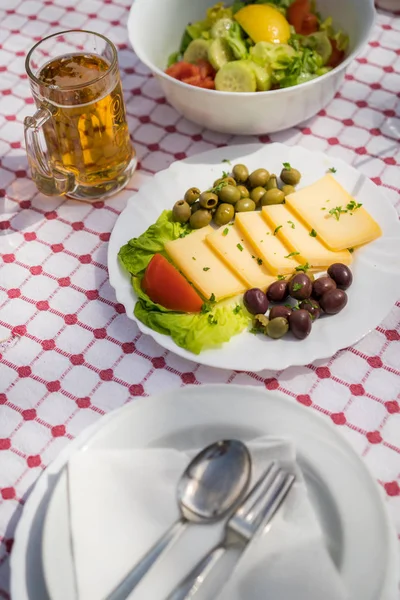 Sommersalat mit Oliven, Tomaten und Käse — Stockfoto