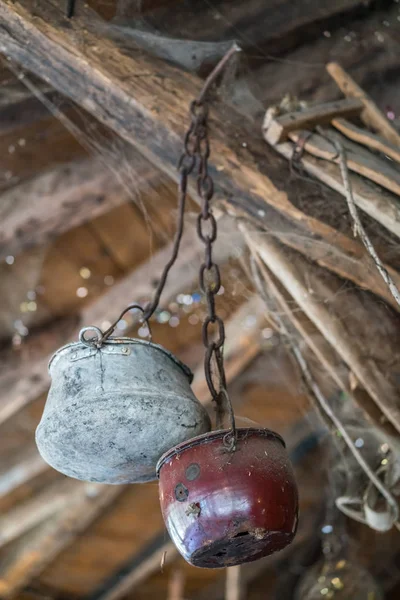 Velhos vasos cobertos de teia de aranha — Fotografia de Stock