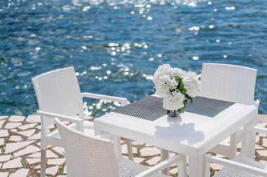 Bir sahil Restauran masaya