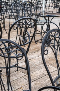 Bir restoran dışında boş siyah metal sandalyeler