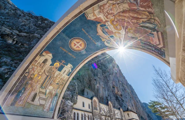 Puertas arqueadas al monasterio de Ostrog — Foto de Stock