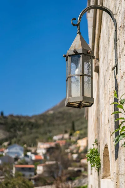 Stará kovová lampa na hradbách — Stock fotografie
