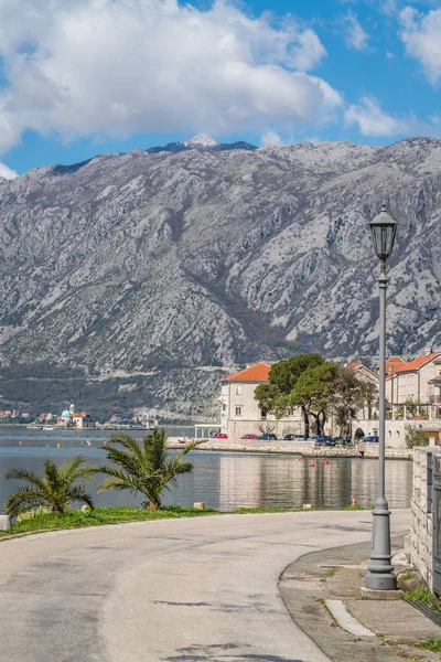 Estrada costeira na cidade de Perast — Fotografia de Stock