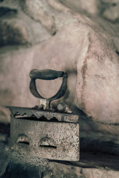 Старое старинное железо выставлено в музее — стоковое фото