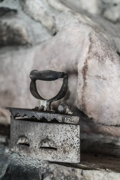 Ferro vintage velho em exposição no museu — Fotografia de Stock