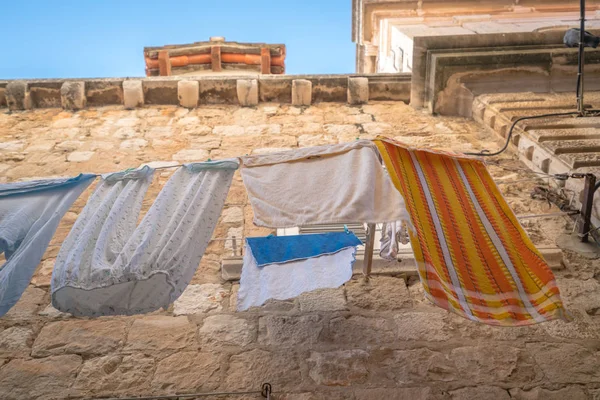 Sušení prádla na prádelní šňůře — Stock fotografie