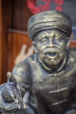 Çinli bir adamın pirinç heykeli.