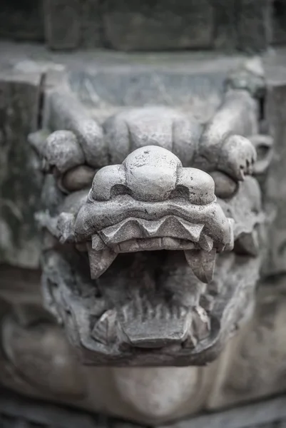 Figura de escultura de cabeza de león en el Monasterio de Wenshu — Foto de Stock