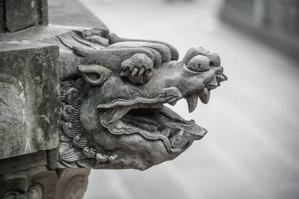 Figura de escultura de cabeza de león en el Monasterio de Wenshu — Foto de Stock