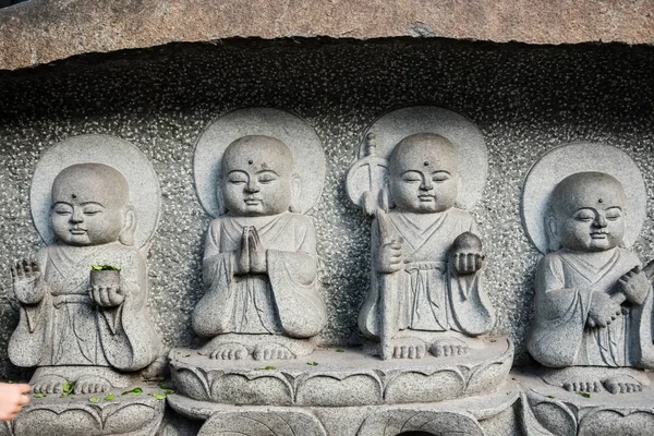 Sculture buddiste scolpite su un muro di un tempio nel Monastero di Wenshu — Foto Stock