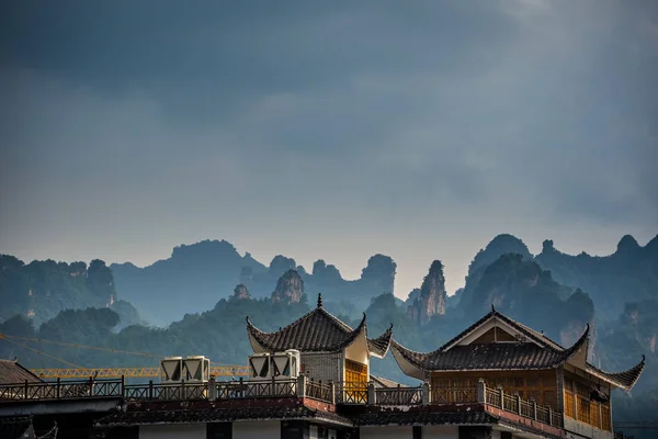 Dächer traditioneller chinesischer Gebäude in wulingyuan — Stockfoto